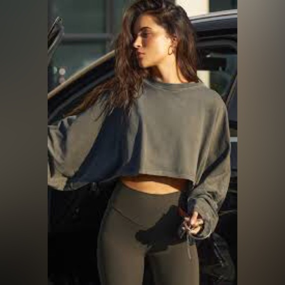 ALO Yoga soft crop top in Taupe🧘‍♀️